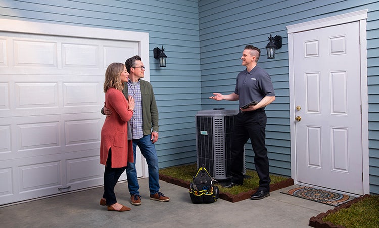 keeprite-ductless-dealer-talking-to-homeowner