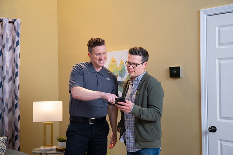 keeprite-dealer-showing-man-smart-thermostat