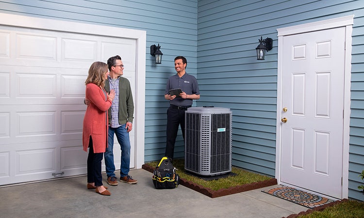keeprite-dealer-talking-to-homeowner-about-financing